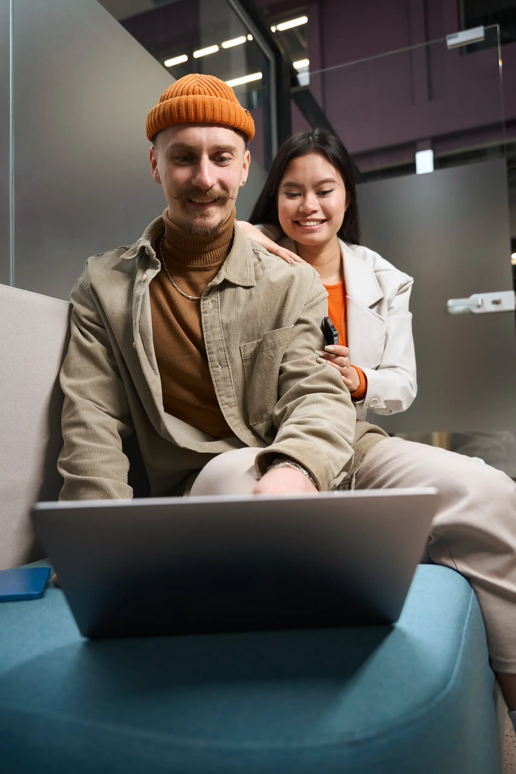 2 people sitting and looking at laptop working on SEO and KI optimization
