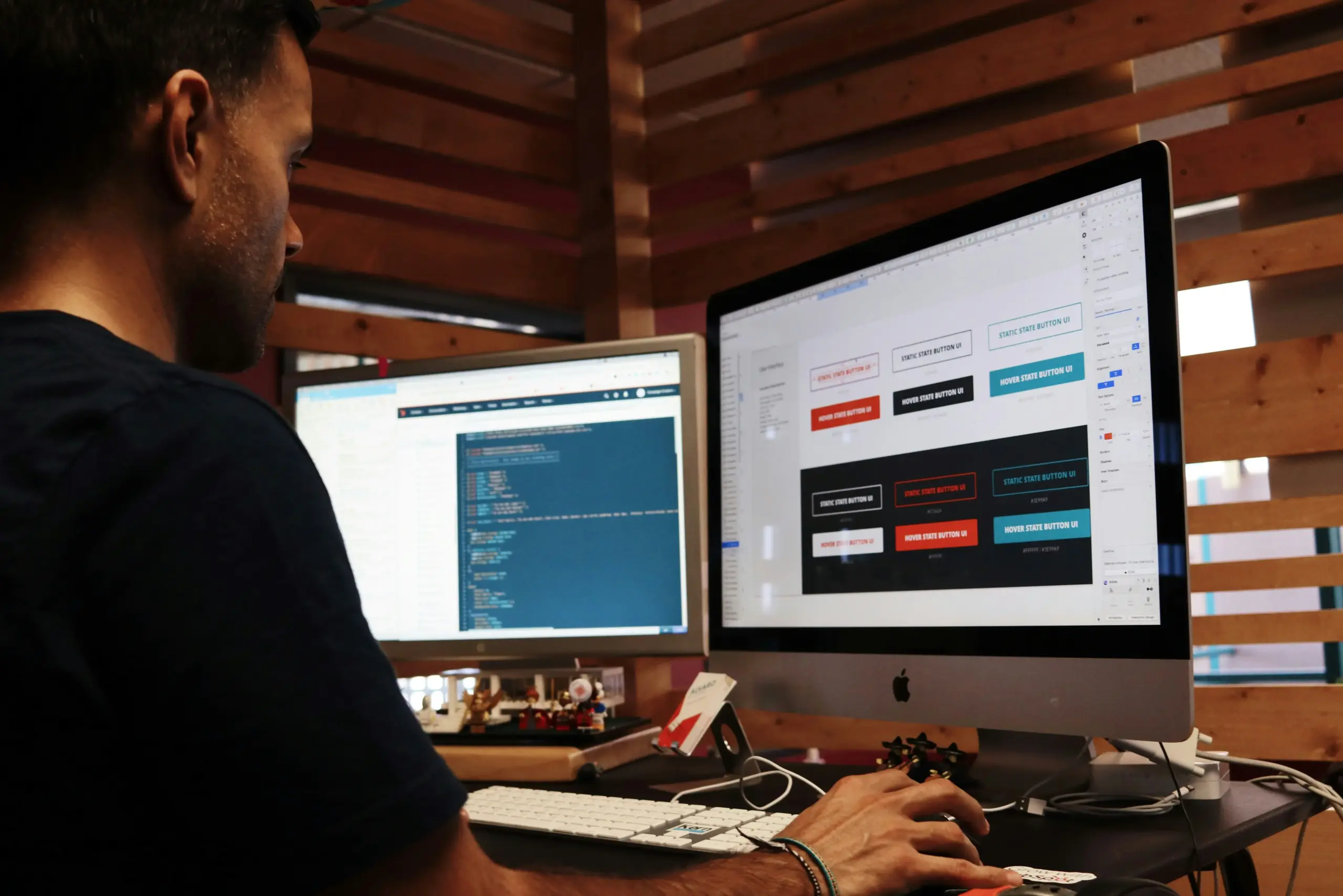 Webdesigner arbeitet an UI-Komponenten in einem Design-Tool auf zwei Bildschirmen