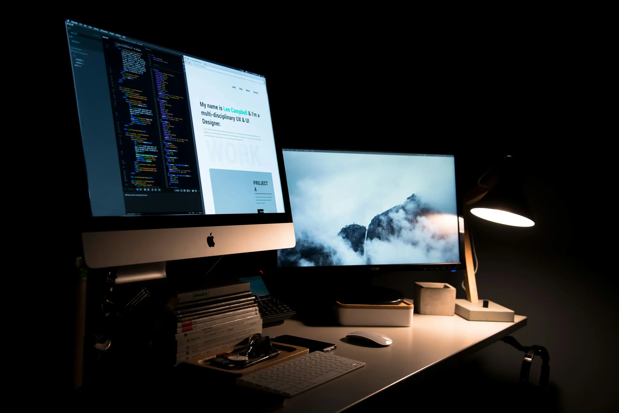 Dunkler Arbeitsplatz mit zwei Monitoren, Code und Website-Design als Symbol für professionelle Webentwicklung in Lübeck