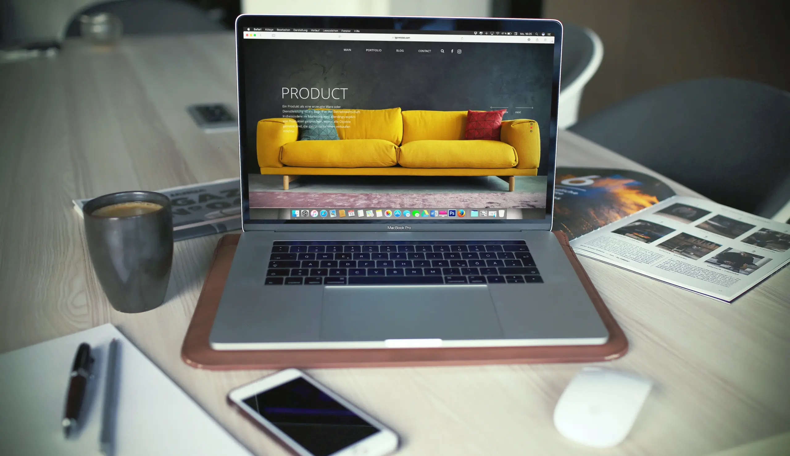 Laptop mit Website-Design auf dem Schreibtisch als Symbol für Website-Kosten, Webdesign-Angebote und Planung einer professionellen Website
