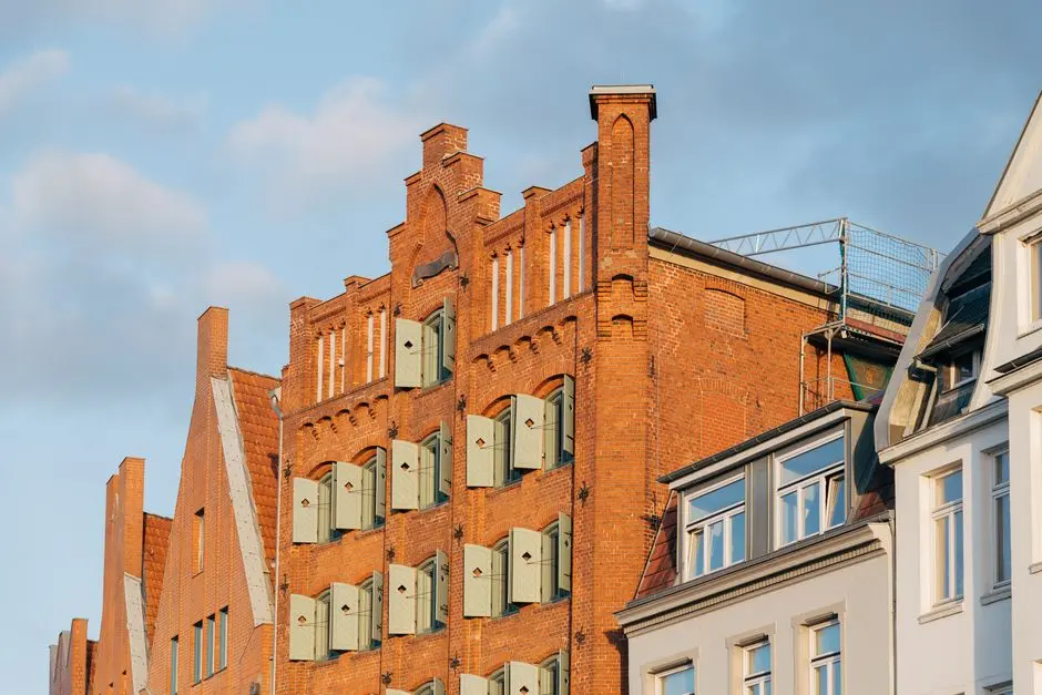 Historische Backsteingebäude in Lübeck unter blauem Himmel