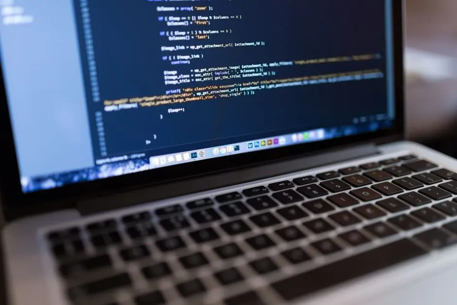 Programmiercode auf einem Laptop-Bildschirm, symbolisch für professionelles Webdesign in Lübeck
