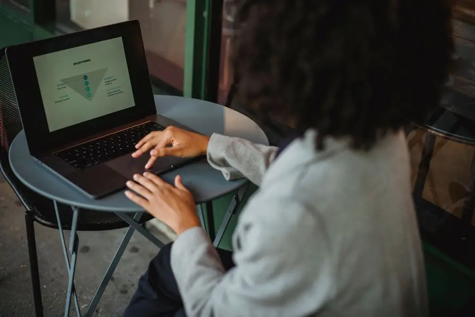 Frau betrachtet ein Trichter-Diagramm auf dem Laptop, Analyse was eine Website die verkauft von einer schönen trennt